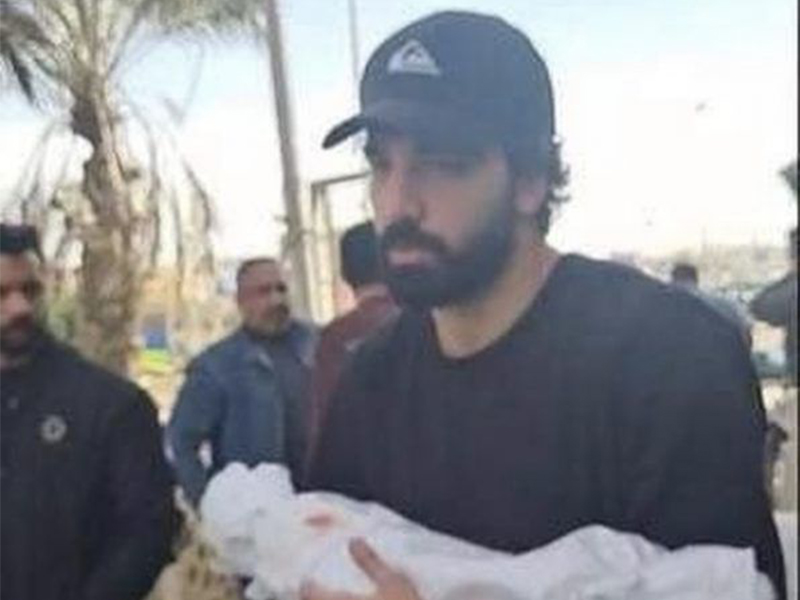 ظهور حازم إيهاب وهو يحمل طفله المتوفى